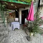 Modern Just 70m From The With Free Parking