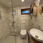 Modern Just 70m From The With Free Parking Appartement