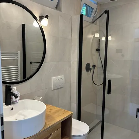Modern Just 70m From The With Free Parking Apartment