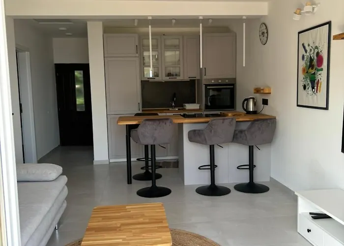 Modern Just 70m From The With Free Parking