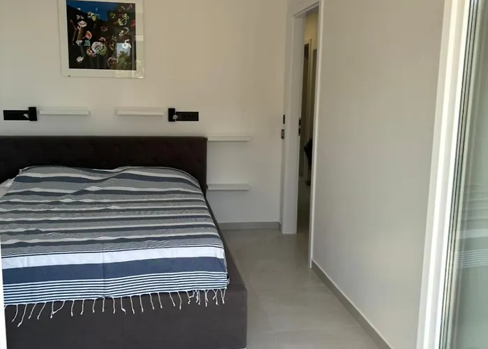 Modern Just 70m From The With Free Parking شقة *