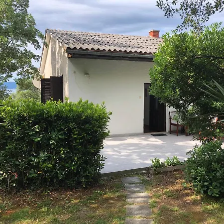 Modern Just 70m From The With Free Parking