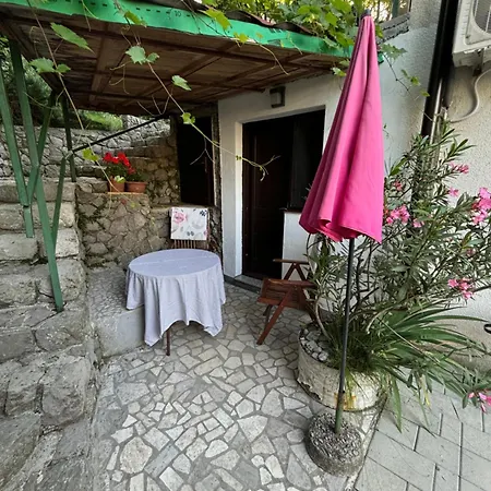 Modern Just 70m From The With Free Parking