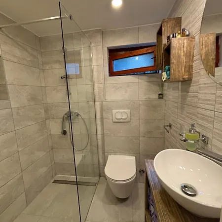 Modern Just 70m From The With Free Parking דירה