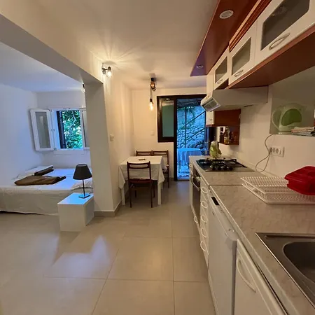 Modern Just 70m From The With Free Parking *