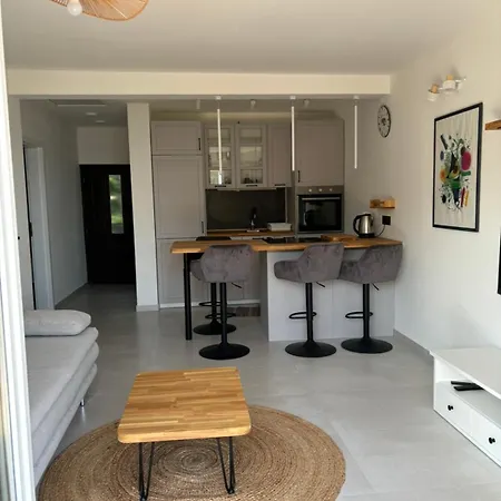 Modern Just 70m From The With Free Parking