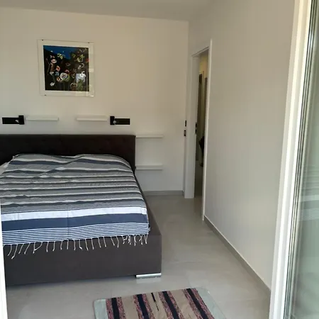 Modern Just 70m From The With Free Parking דירה *